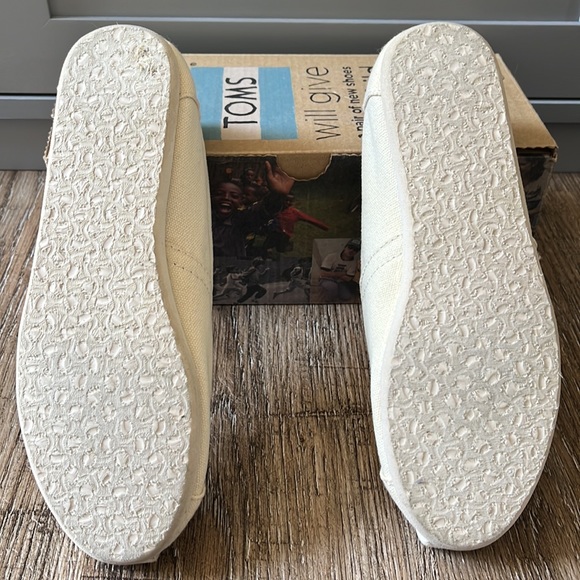 TOMS IVORY CANVAS SLIP ON SHOES - Picture 5 of 7